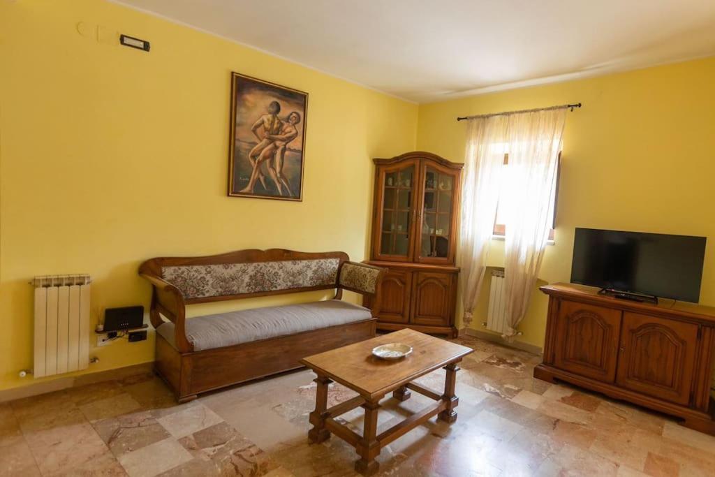 Caldora Apartment L'Aquila Bagian luar foto